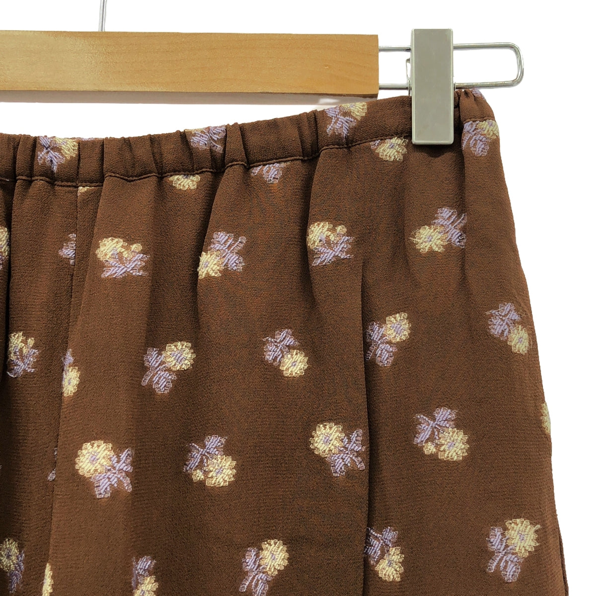 Mame Kurogouchi | Relaxed Pants With Small Flower Embroidery | 1 | Brown/Purple/Beige | Women's