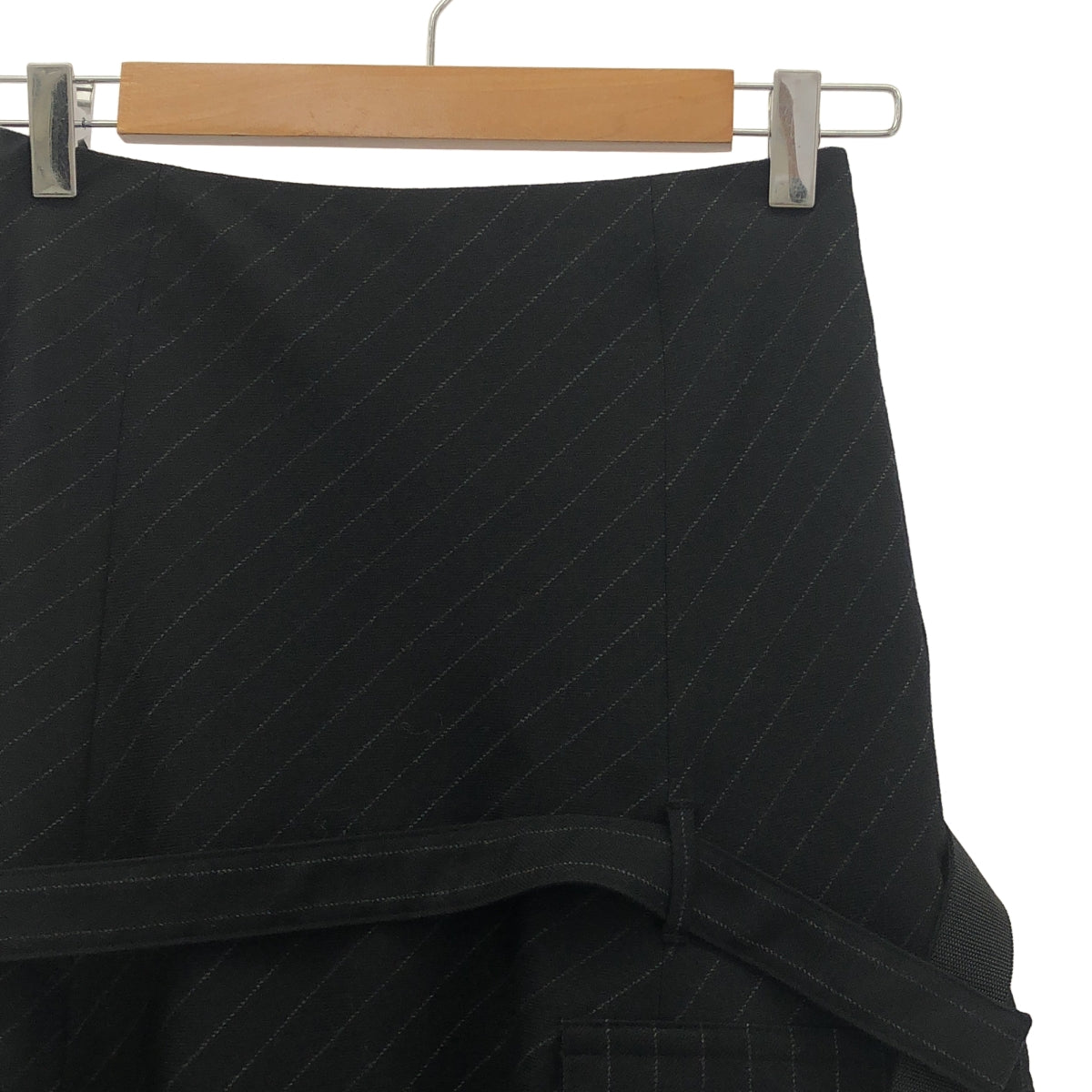 【美品】  sacai / サカイ | 2023AW | チョークストライプ ストラップ付き スカート | S | ブラック | レディース