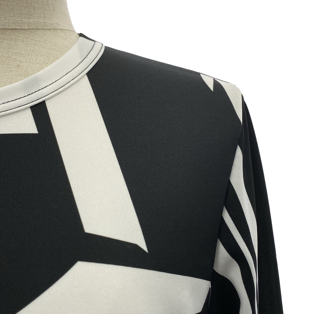 [近新] COMME des GARÇONS | 2022 秋冬 | 聚酯全印花不對稱上衣 | 白色/黑色 | 女款