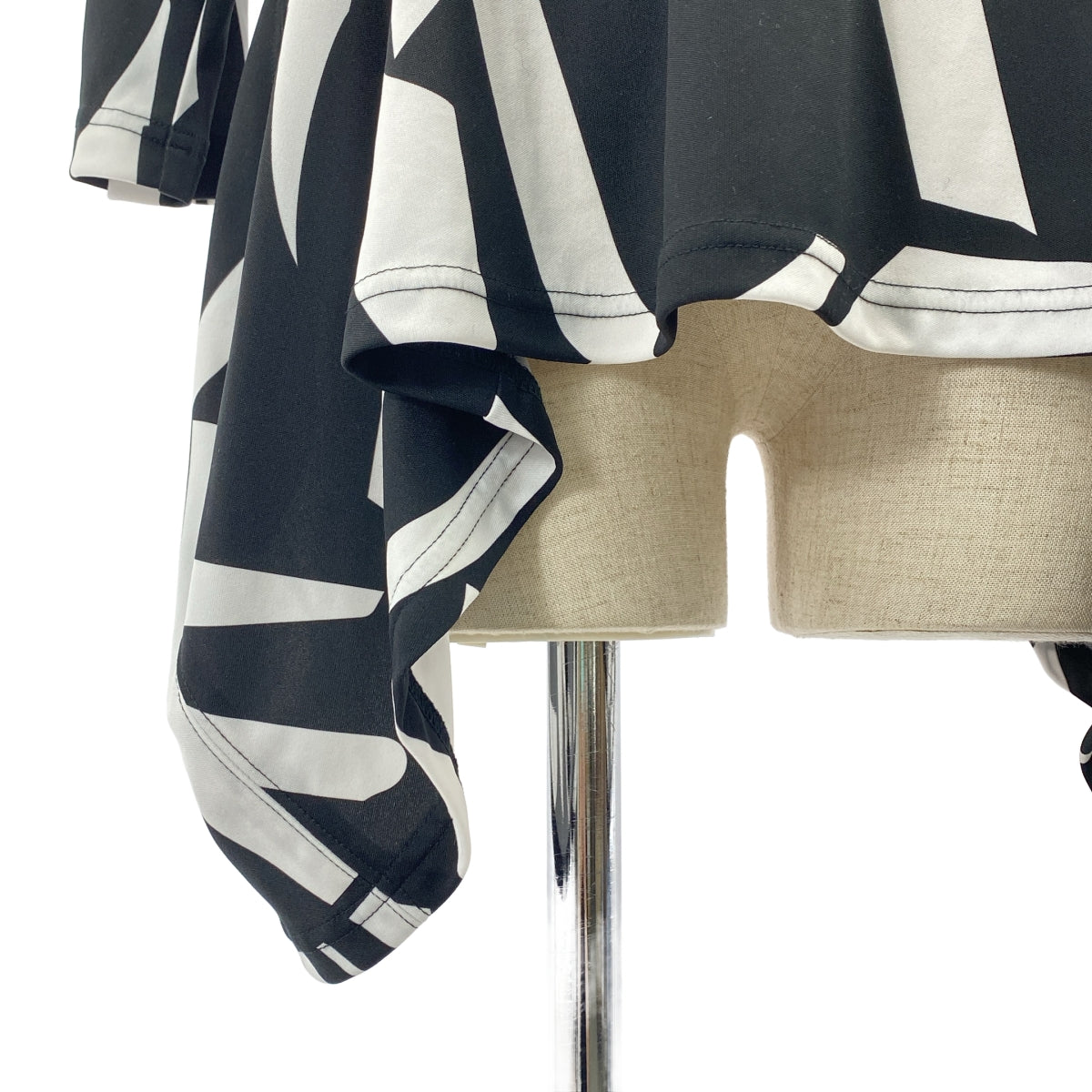 [近新] COMME des GARÇONS | 2022 秋冬 | 聚酯全印花不對稱上衣 | 白色/黑色 | 女款