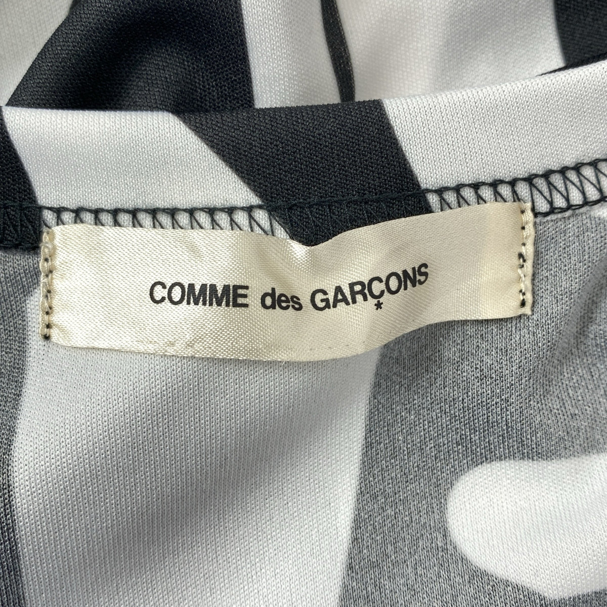 [近新] COMME des GARÇONS | 2022 秋冬 | 聚酯全印花不對稱上衣 | 白色/黑色 | 女款