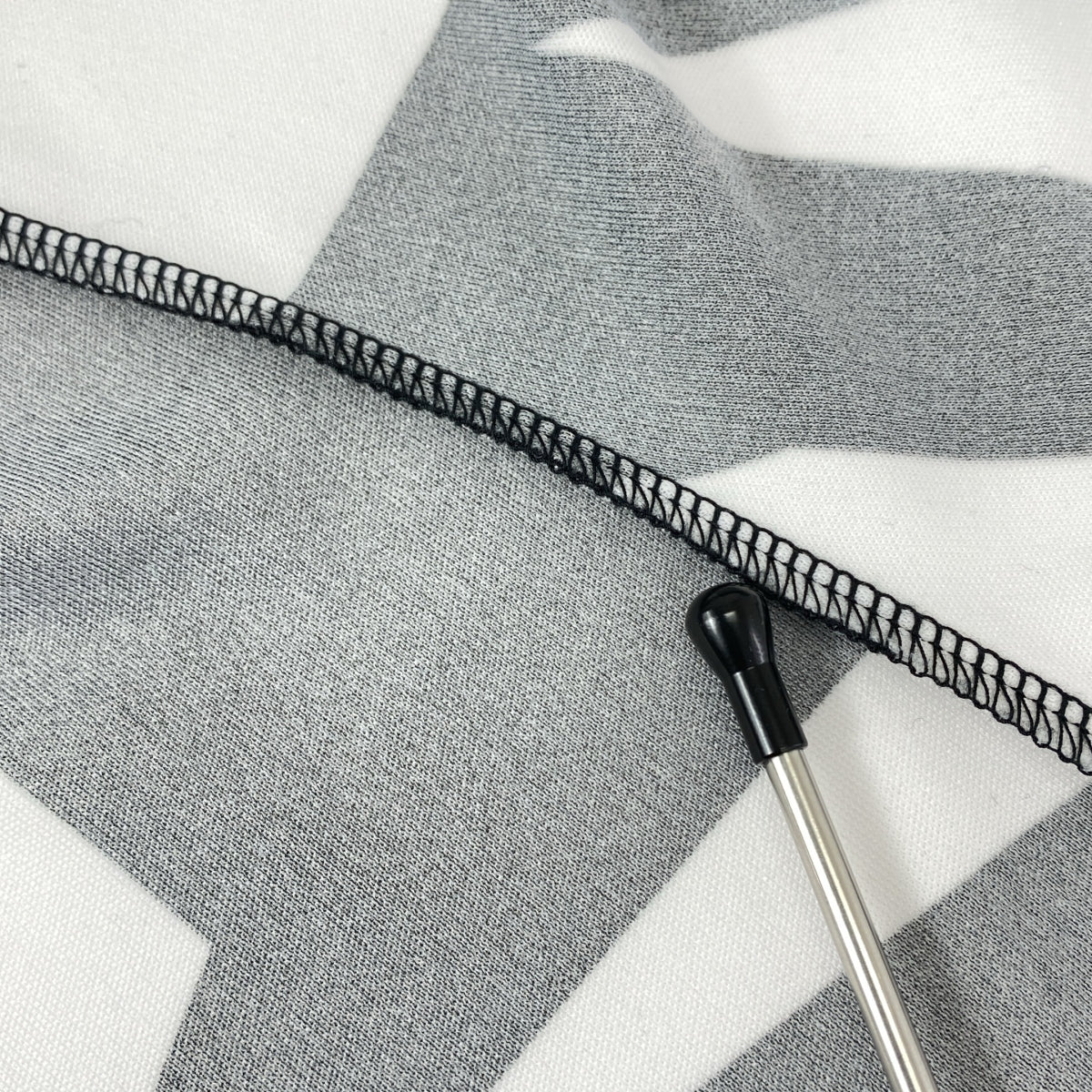 [近新] COMME des GARÇONS | 2022 秋冬 | 聚酯全印花不對稱上衣 | 白色/黑色 | 女款