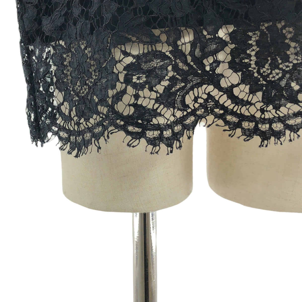 華倫天奴 | 2020春夏 |全蕾絲圓領短袖剪裁縫製 | S |黑色 |女性的