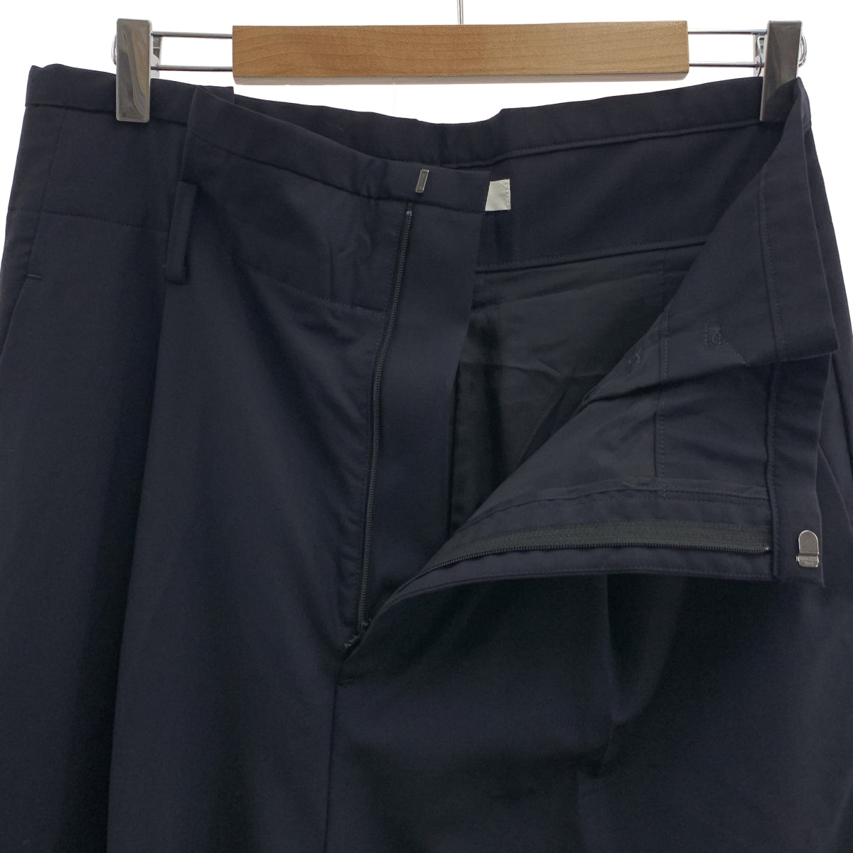 [狀況極佳] ebure | 輕盈熱帶羊毛褶皺寬褲 | 尺寸 40 | 深海軍藍 | 女款