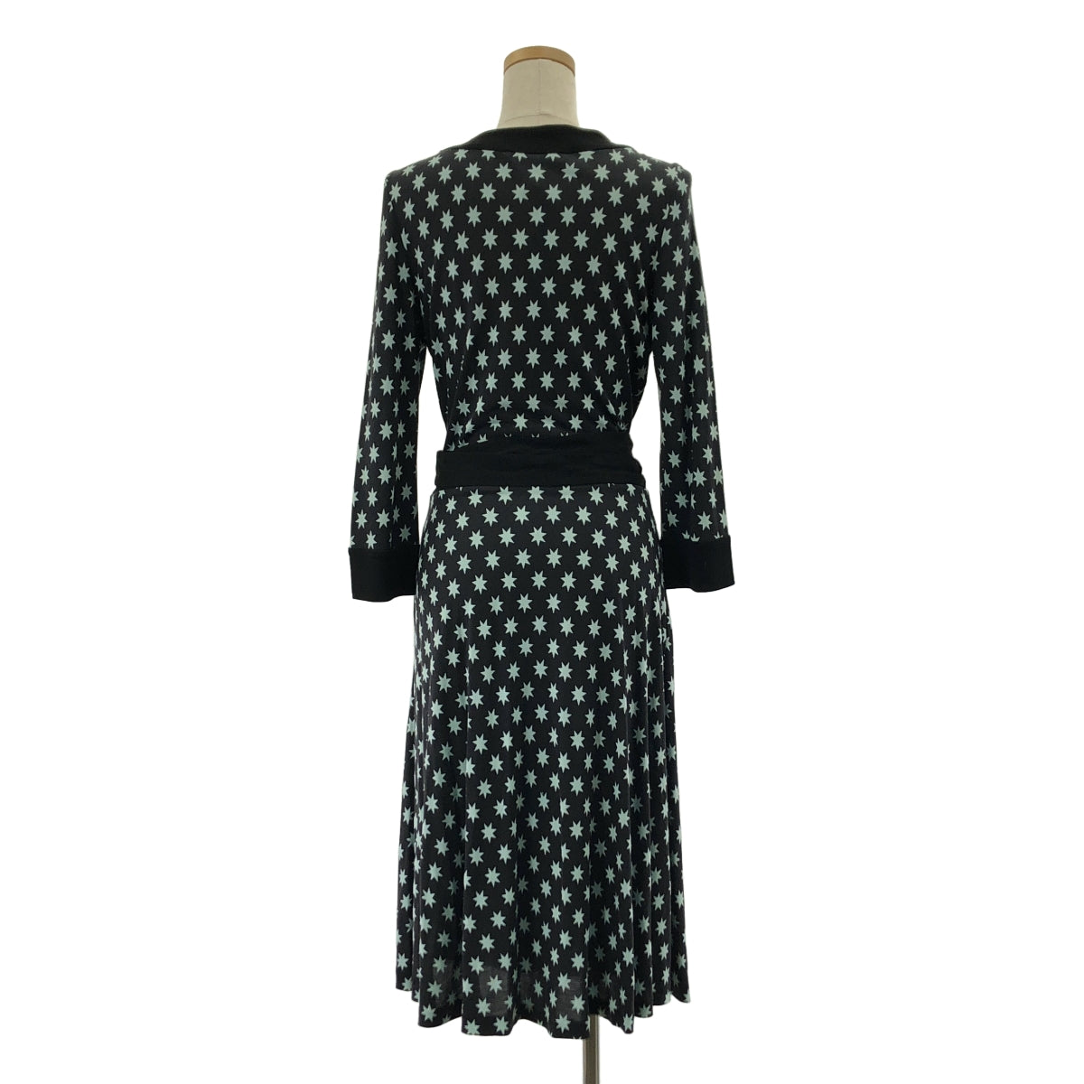 DIANE VON FURSTENBERG / ダイアンフォンファステンバーグ | TAURUS / スター総柄 シルク ラップワンピース | 8 | ブラック / ライトブルー | レディース