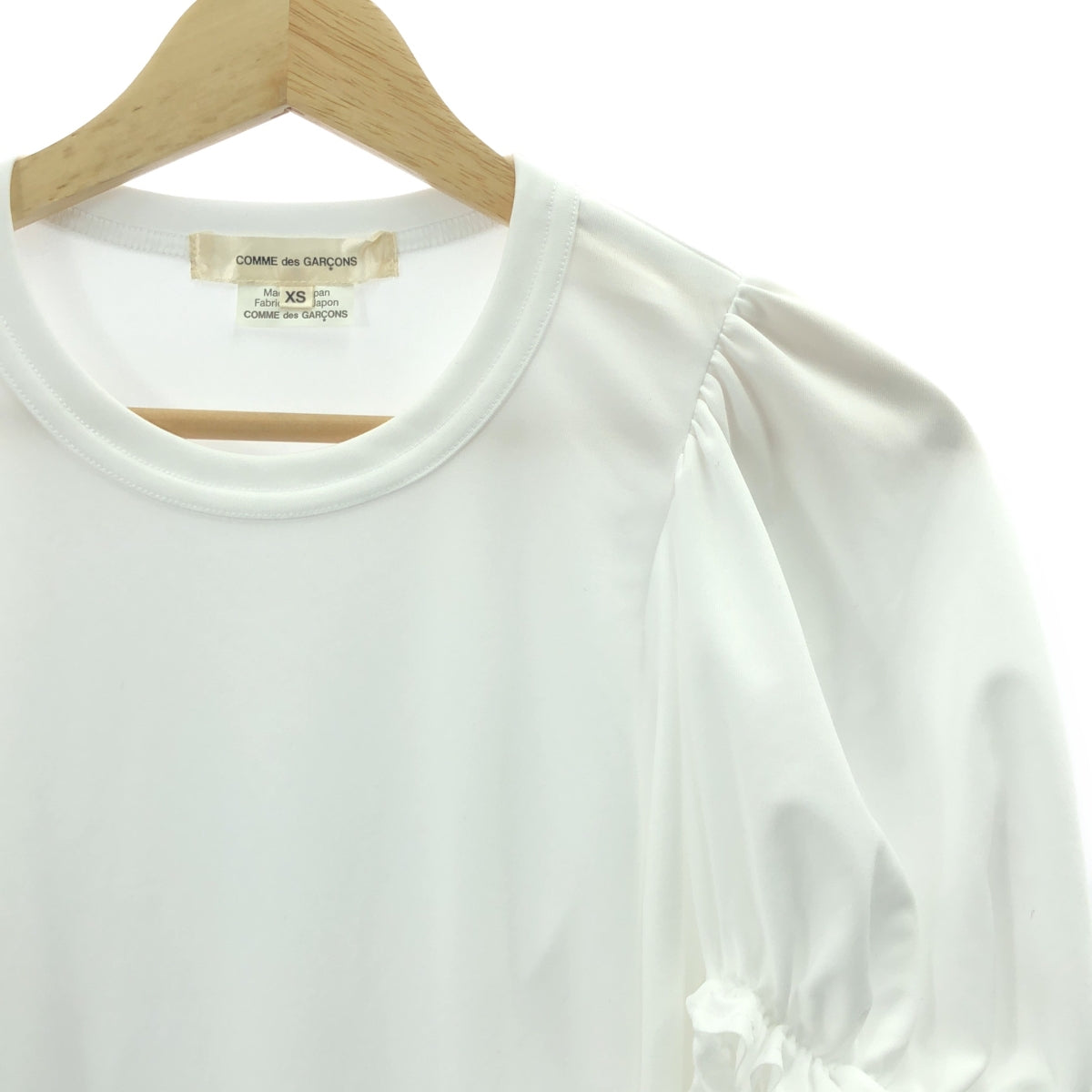 [類似新品] COMME des GARÇONS | 2020 秋冬系列 | 褶皺荷葉邊泡泡袖聚酯T卹 | XS碼 | 白色 | 女款