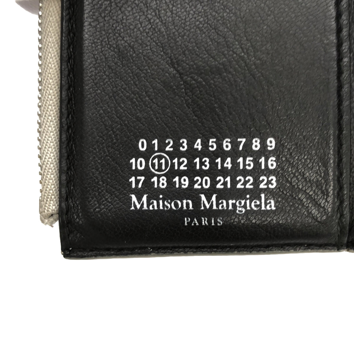 Maison Margiela / メゾンマルジェラ | エンベロープ カレンダータグ 三つ折り コンパクトウォレット | – KLD