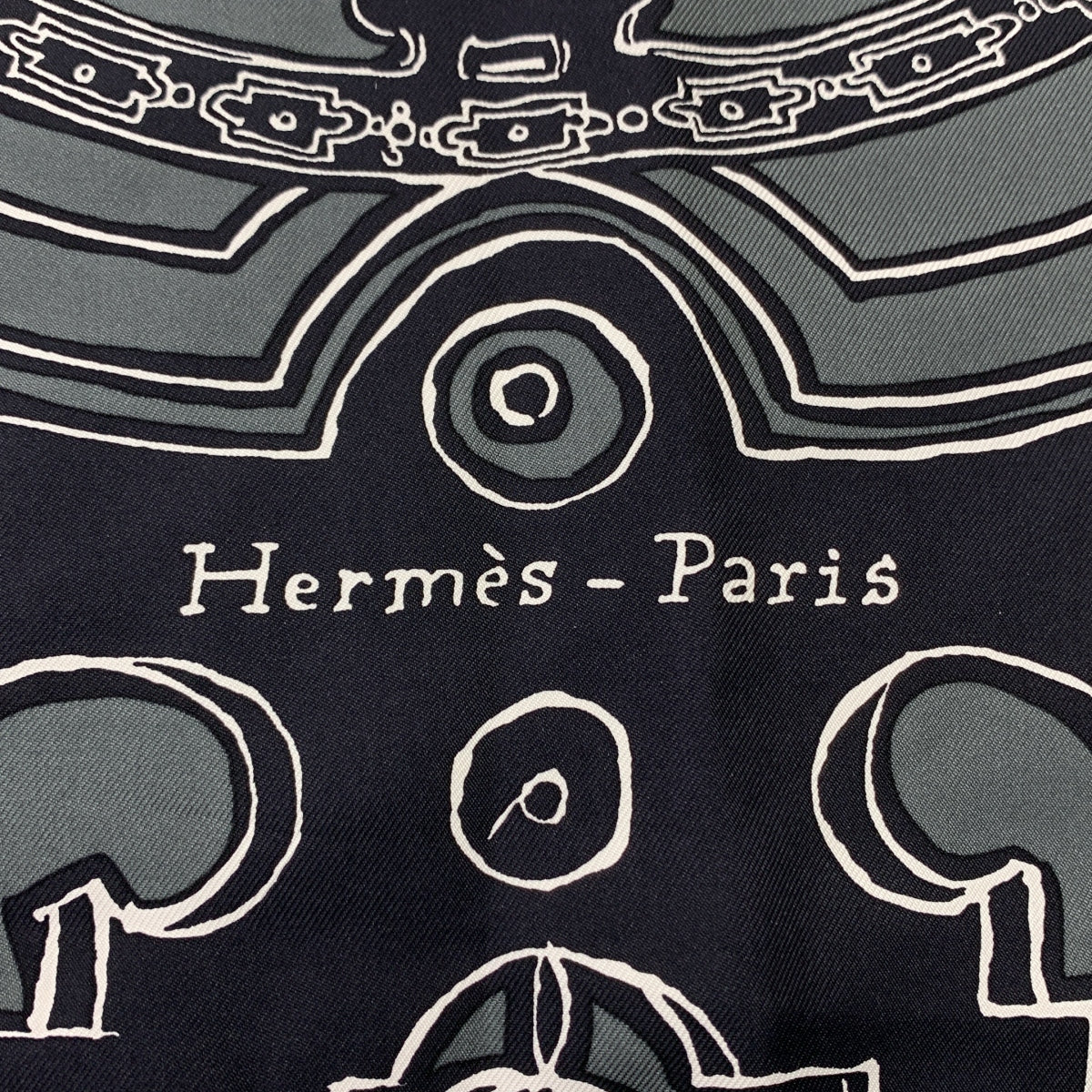 [狀況極佳] 愛馬仕 | Serio Ludere 100% 真絲 Carré 90 全身印花圍巾/披肩 | 炭灰色