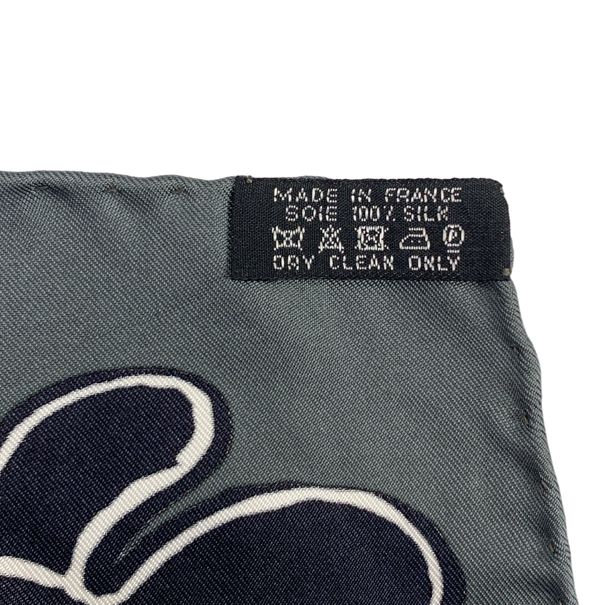 [狀況極佳] 愛馬仕 | Serio Ludere 100% 真絲 Carré 90 全身印花圍巾/披肩 | 炭灰色