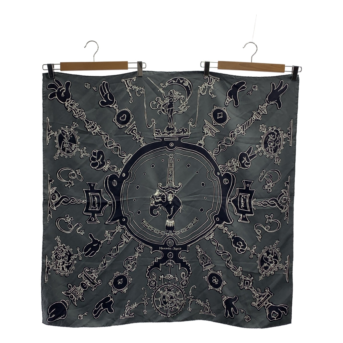 [狀況極佳] 愛馬仕 | Serio Ludere 100% 真絲 Carré 90 全身印花圍巾/披肩 | 炭灰色