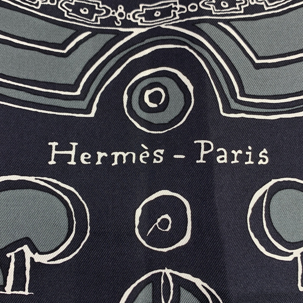 【미품】 HERMES / 헤르메스 | Serio Ludere / 세리오 루데레 silk 100 % / 실크 카레 90 총 무늬 스카프 스톨 | 차콜 그레이