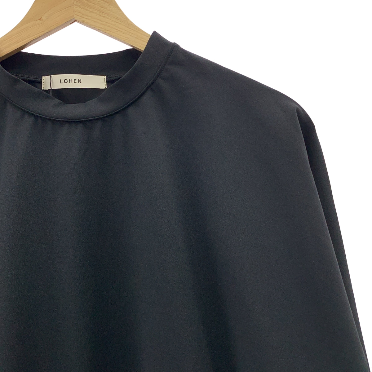 [狀況極佳] LOHEN | 2023 春夏 | 不對稱套頭衫 | F 號 | 黑色 | 女款