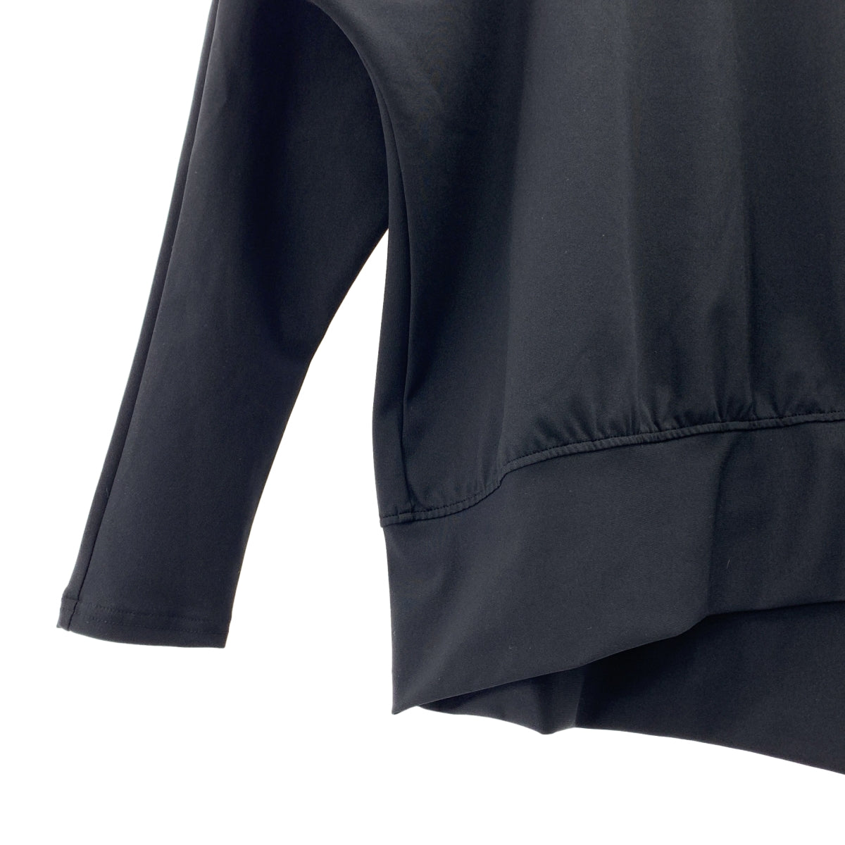 [狀況極佳] LOHEN | 2023 春夏 | 不對稱套頭衫 | F 號 | 黑色 | 女款