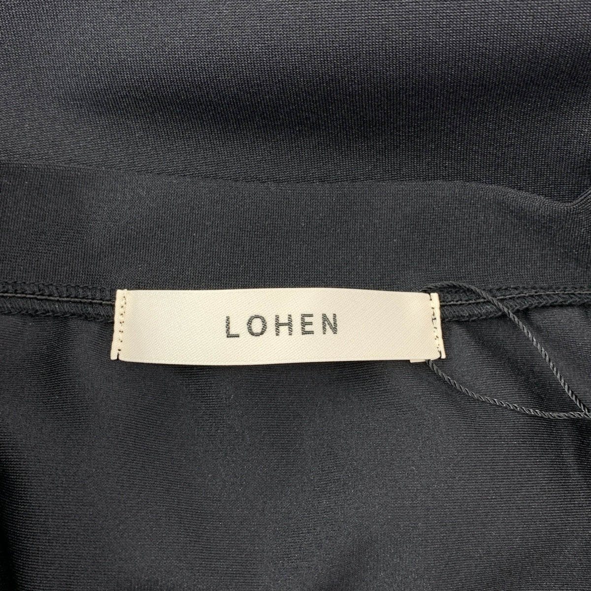 [狀況極佳] LOHEN | 2023 春夏 | 不對稱套頭衫 | F 號 | 黑色 | 女款