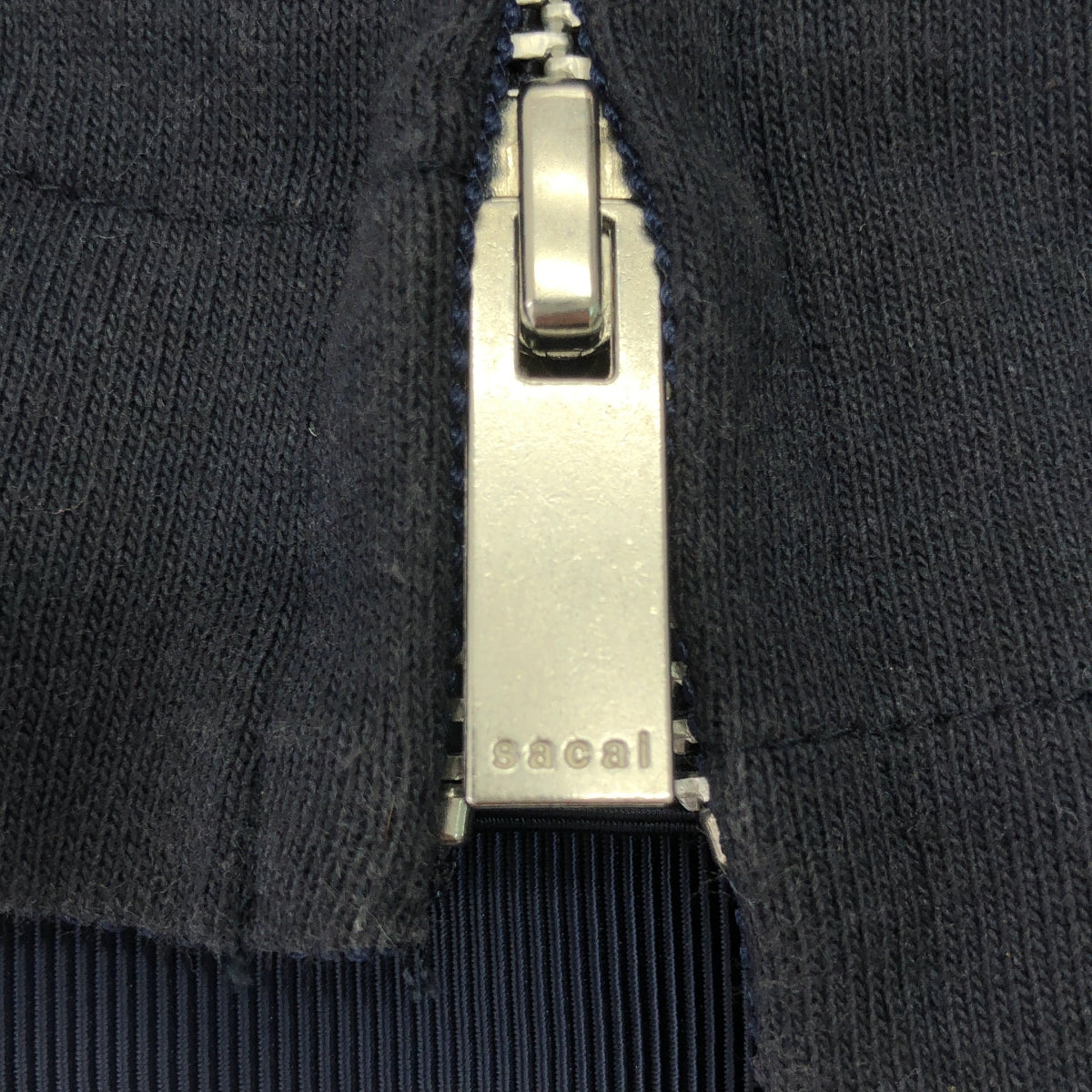 sacai | LIIFE | 鉚釘側標拉鍊圓領T卹 | 尺寸 2 | 女款