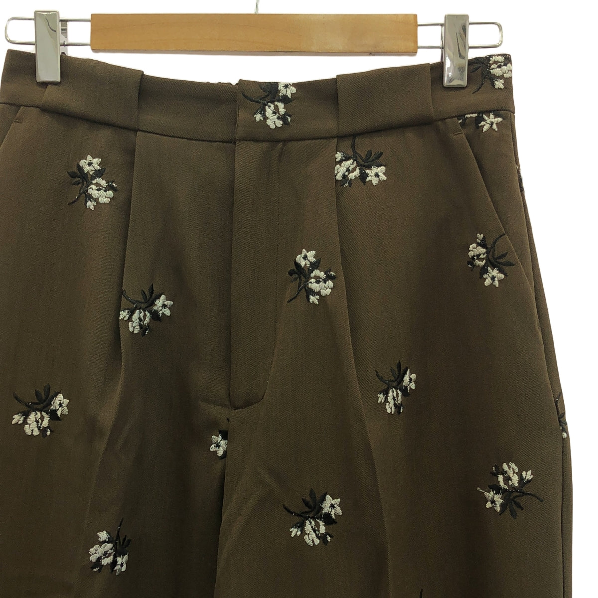 Brown&Street / ブラウンアンドストリート | 花柄 刺しゅう テーパード パンツ | F | ブラウン | レディース