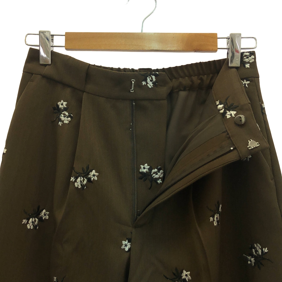 Brown&Street / ブラウンアンドストリート | 花柄 刺しゅう テーパード パンツ | F | ブラウン | レディース