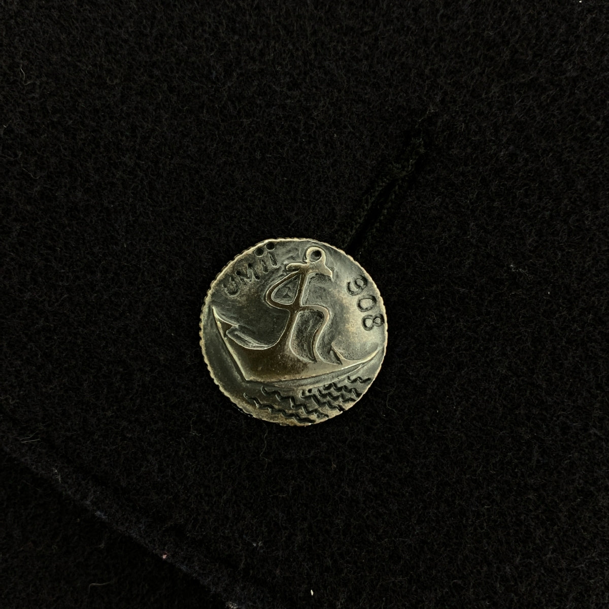 Umii 908 | 羊毛麥爾登金屬扣環單層大衣 |