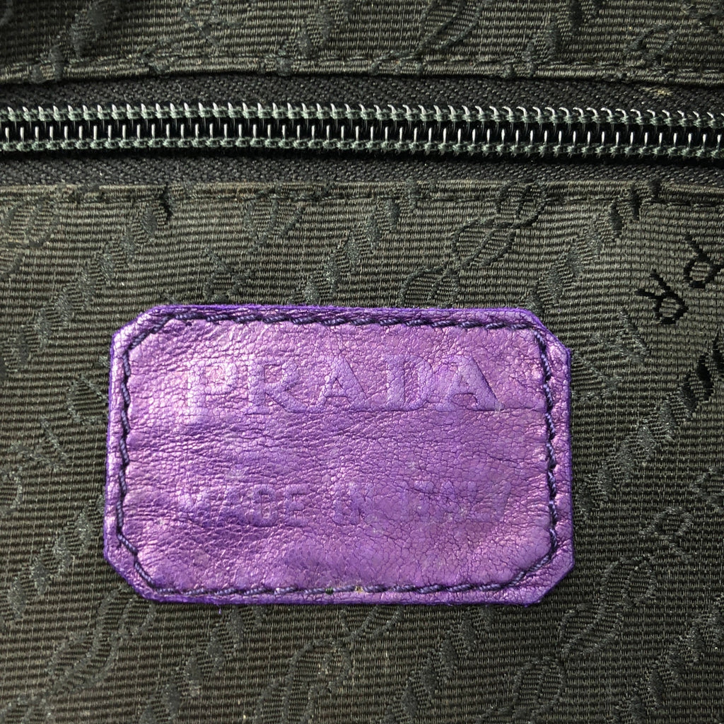 PRADA / 프라다 | 가죽 양각 삼각형 삼각 플레이트 로고 클러치 백 | 보라색 | 여성