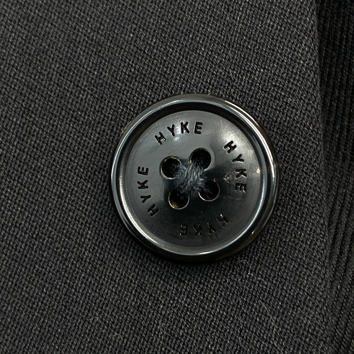 【미품】 HYKE / 하이크 | 2023AW | DOUBLE CLOTH VEST / 오버 실루엣 로고 버튼 슬리브리스 재킷 베스트 | 블랙 | 여성
