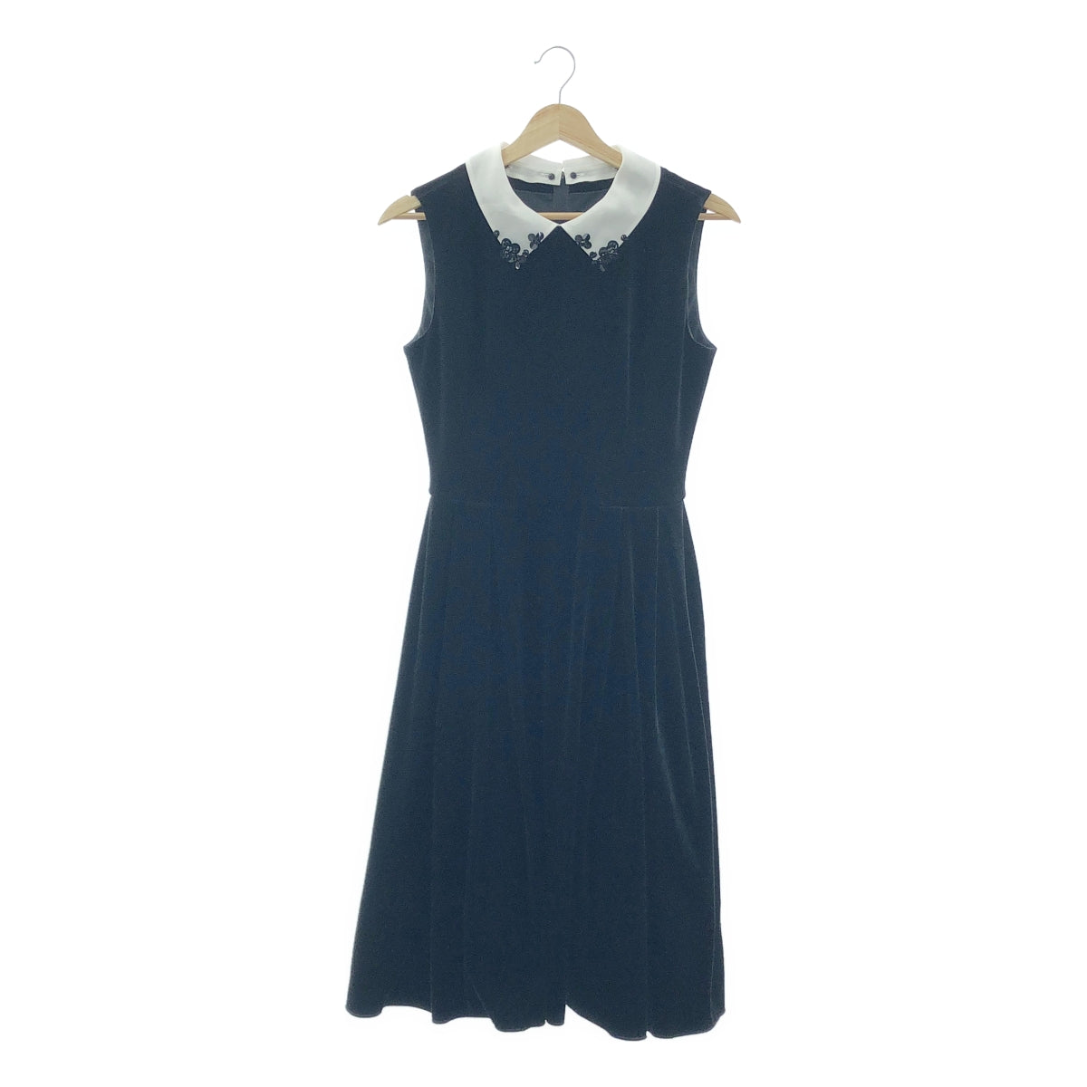 FOXEY NEW YORK 出品的 VELOUR NOIR | 花朵胸花領天鵝絨無袖連身裙 | 尺寸 38 | 女款