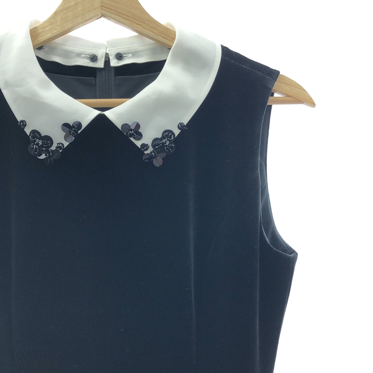 FOXEY NEW YORK 出品的 VELOUR NOIR | 花朵胸花領天鵝絨無袖連身裙 | 尺寸 38 | 女款