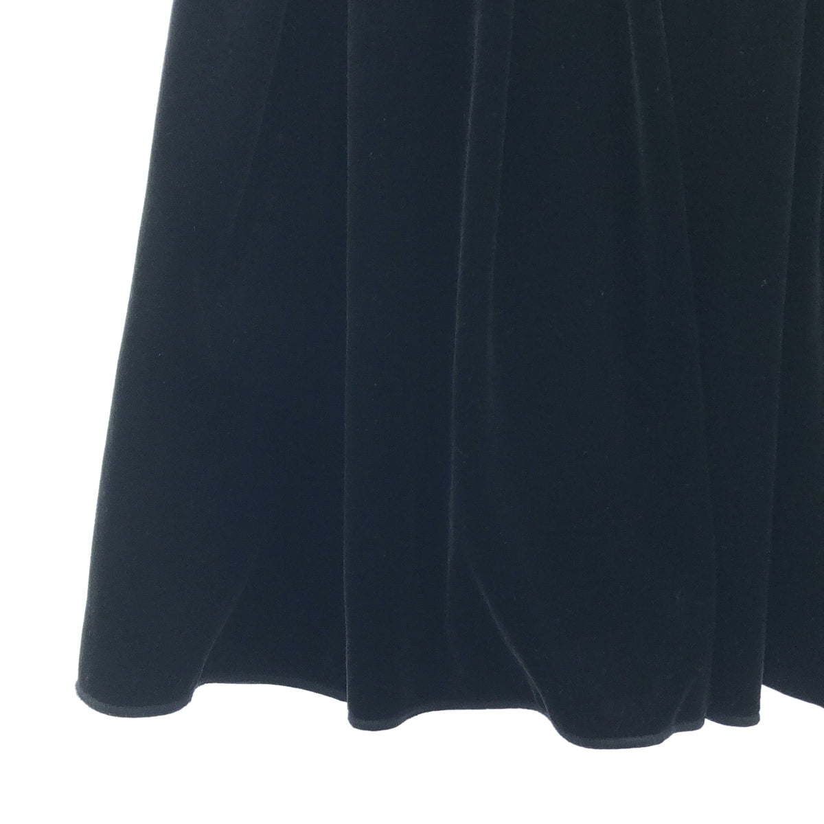 FOXEY NEW YORK 出品的 VELOUR NOIR | 花朵胸花領天鵝絨無袖連身裙 | 尺寸 38 | 女款