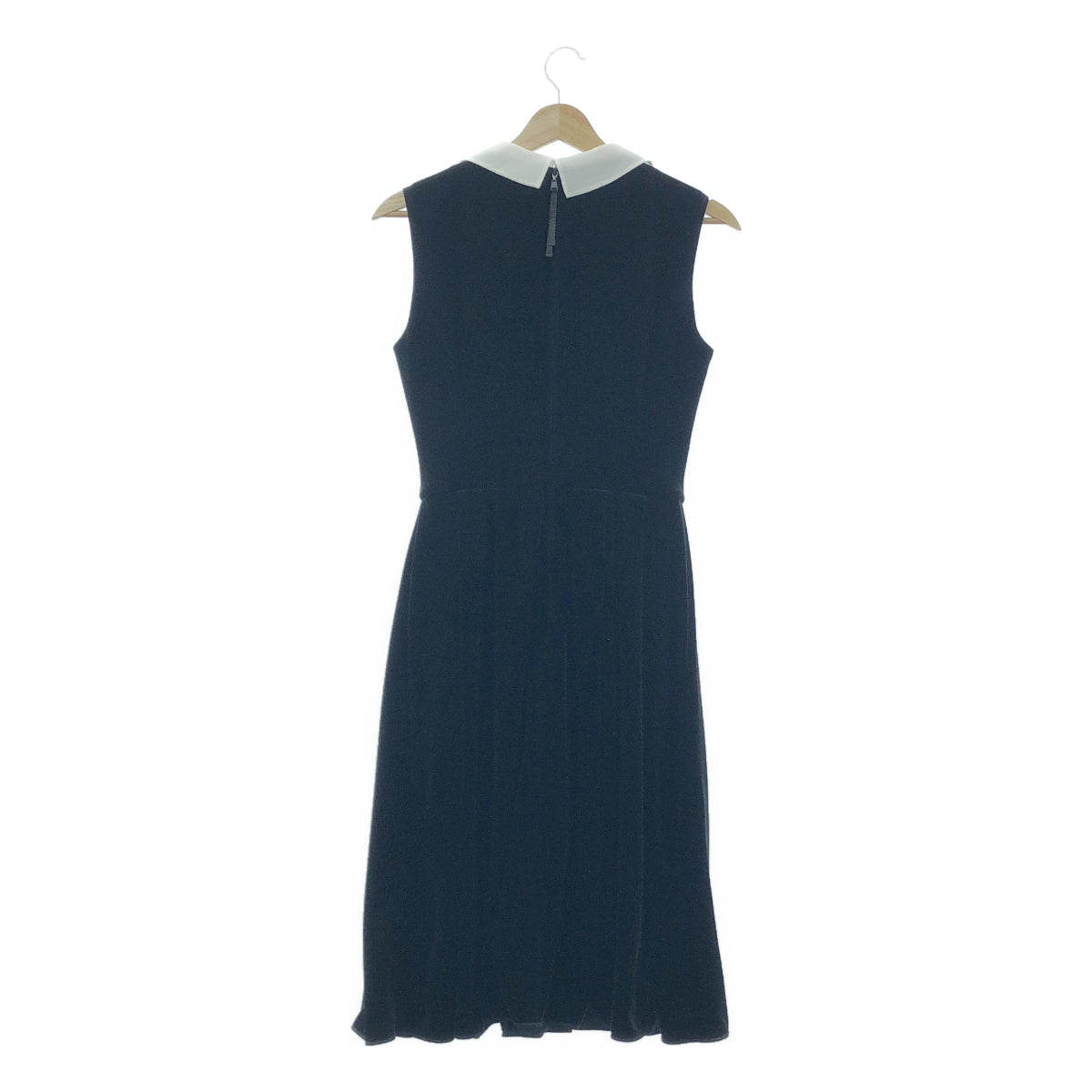 FOXEY NEW YORK 出品的 VELOUR NOIR | 花朵胸花領天鵝絨無袖連身裙 | 尺寸 38 | 女款