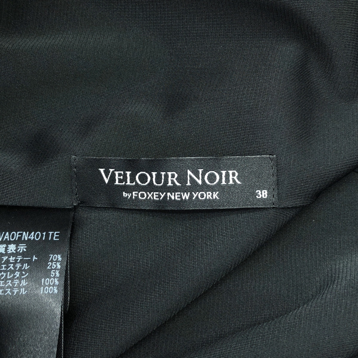 FOXEY NEW YORK 出品的 VELOUR NOIR | 花朵胸花領天鵝絨無袖連身裙 | 尺寸 38 | 女款