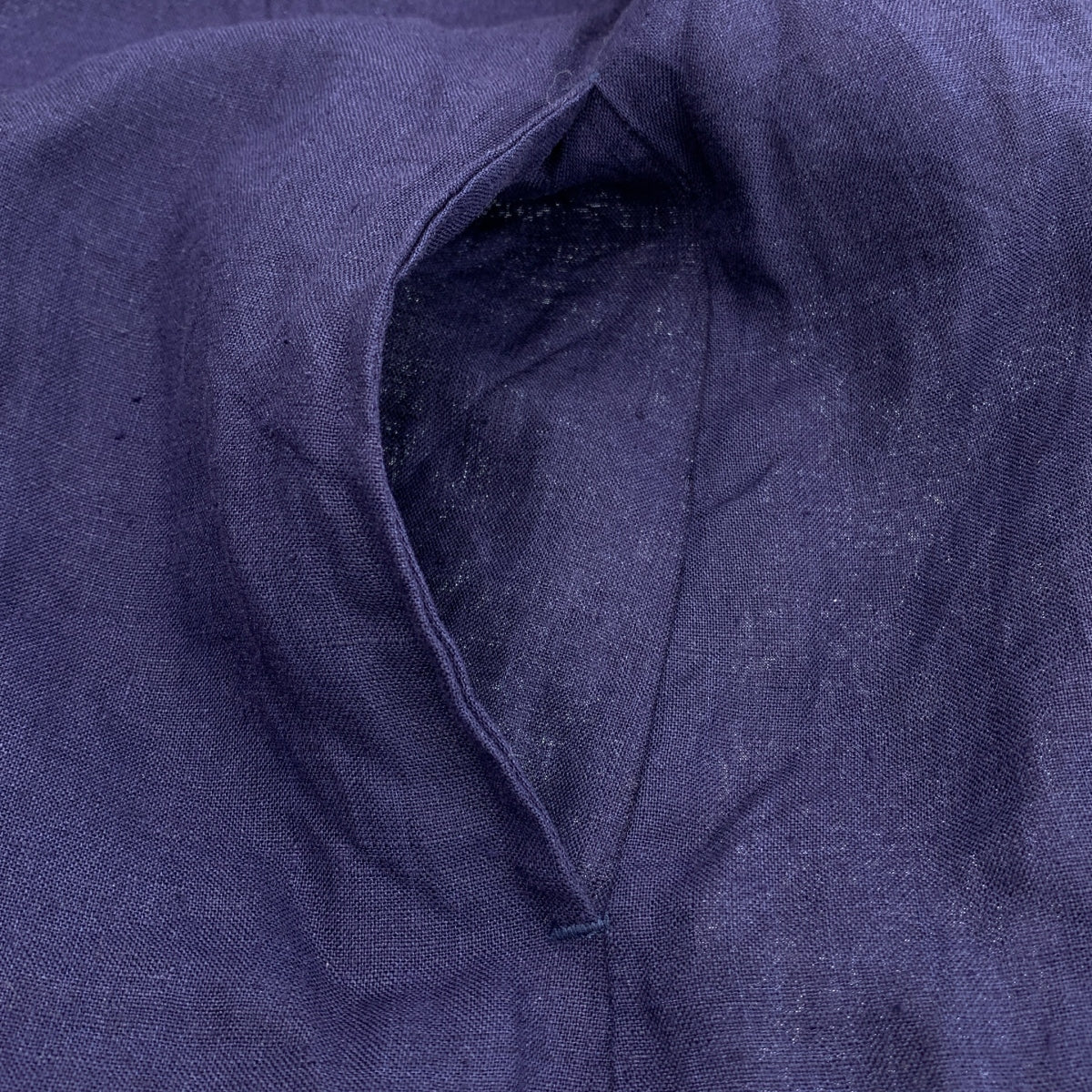 UNIVERSAL TISSU | 亞麻褶皺寬鬆連身裙，附口袋 |