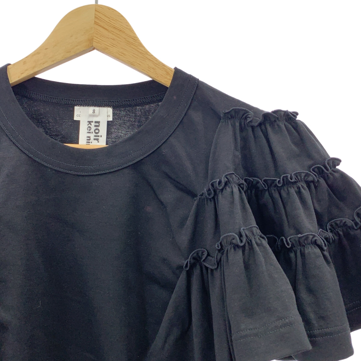 【미품】 noir kei ninomiya / 느와르 케이니 노미야 | 2020AW | 프릴 플레어 슬리브 코튼 컷 톱 | S | 블랙 | 여성