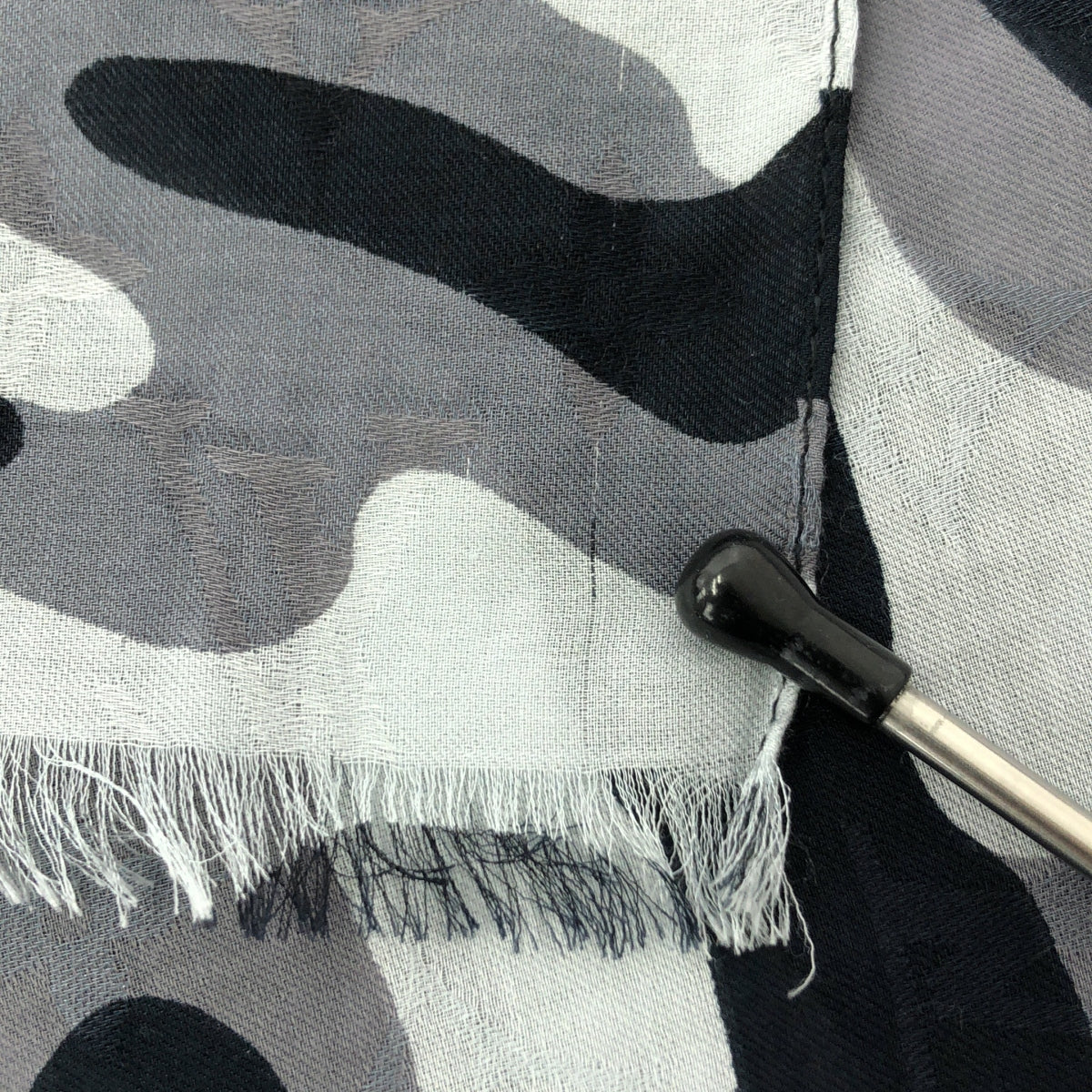 Louis Vuitton / ルイヴィトン | モノグラム 総柄 カモフラ ストール | ブラック/グレー