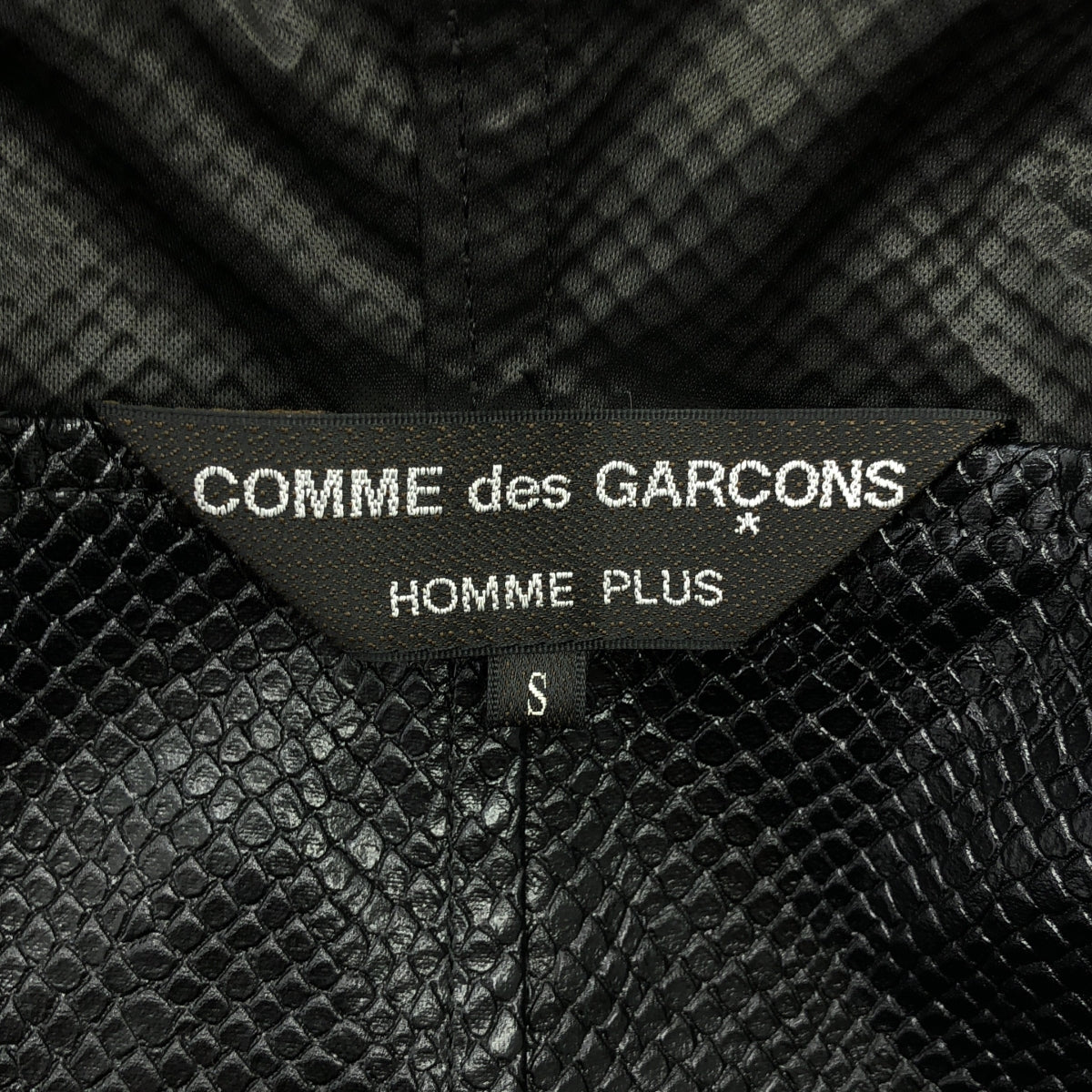 COMME des GARCONS HOMME PLUS / 콤데 갤슨 옴플루스 | 2021AW | Willie Cole 파이썬 엠보스 가짜 가죽 인사이드 아웃 코트 | S |