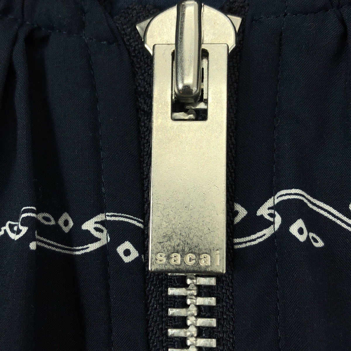 sacai | 頭巾印花飛行員夾克 | 全身頭巾印花多層褶皺飛行員夾克 | 尺寸 3 | 海軍藍 | 女款
