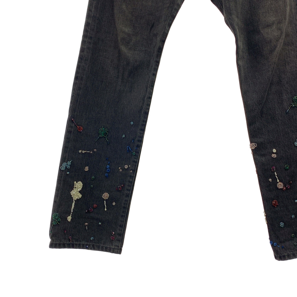 UNDER COVER / 언더 커버 | 2023AW | 드립 비즈 장식 가죽 로고 패치 세르빗치 블랙 데님 팬츠 |