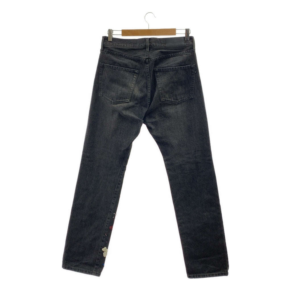 UNDER COVER / 언더 커버 | 2023AW | 드립 비즈 장식 가죽 로고 패치 세르빗치 블랙 데님 팬츠 |