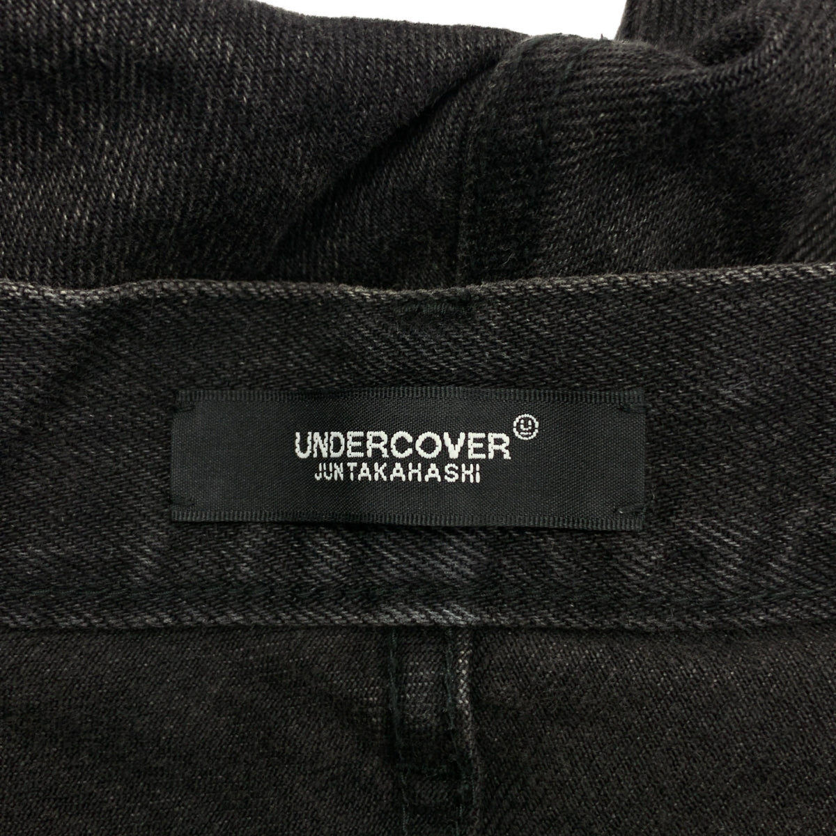 UNDER COVER / 언더 커버 | 2023AW | 드립 비즈 장식 가죽 로고 패치 세르빗치 블랙 데님 팬츠 |