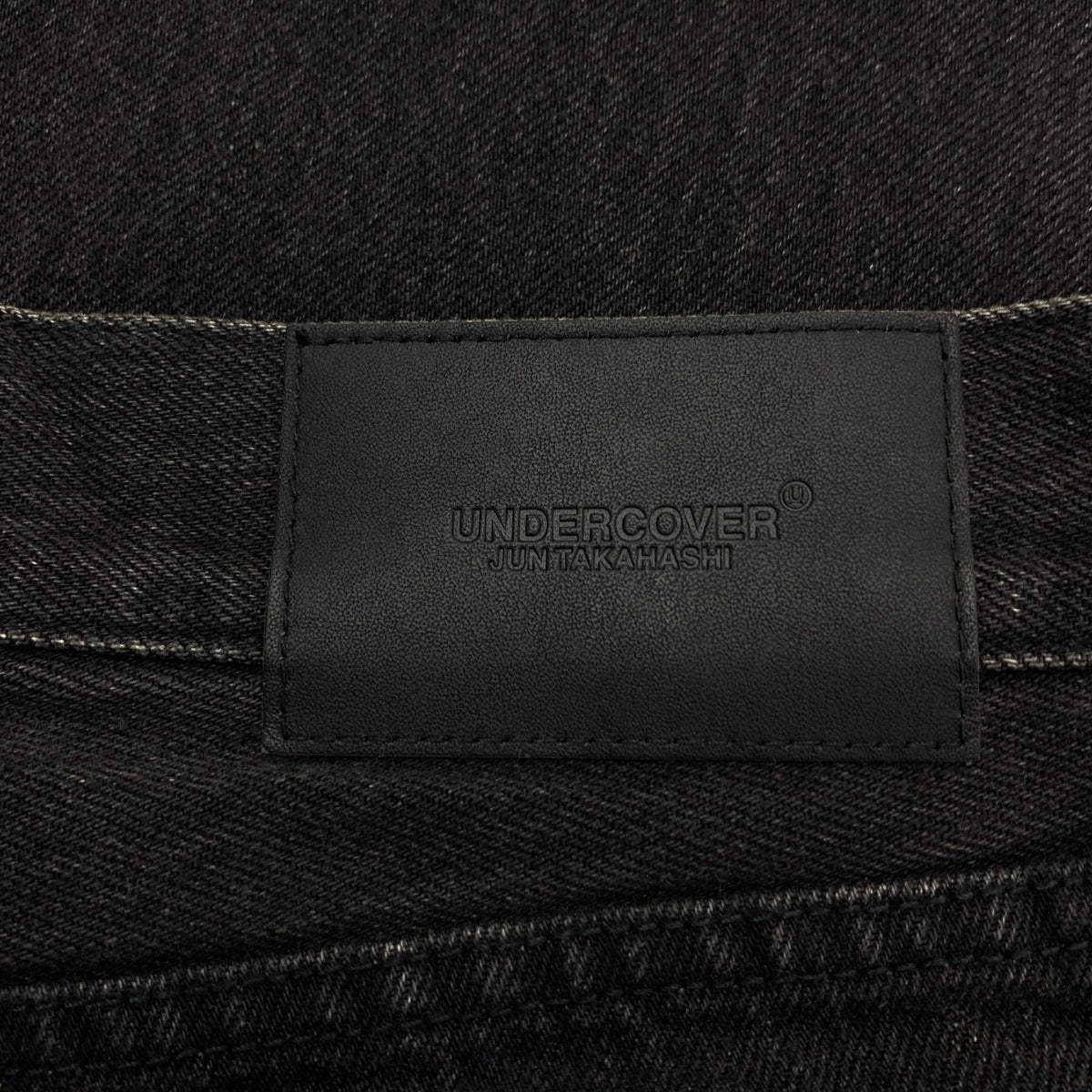 UNDER COVER / 언더 커버 | 2023AW | 드립 비즈 장식 가죽 로고 패치 세르빗치 블랙 데님 팬츠 |