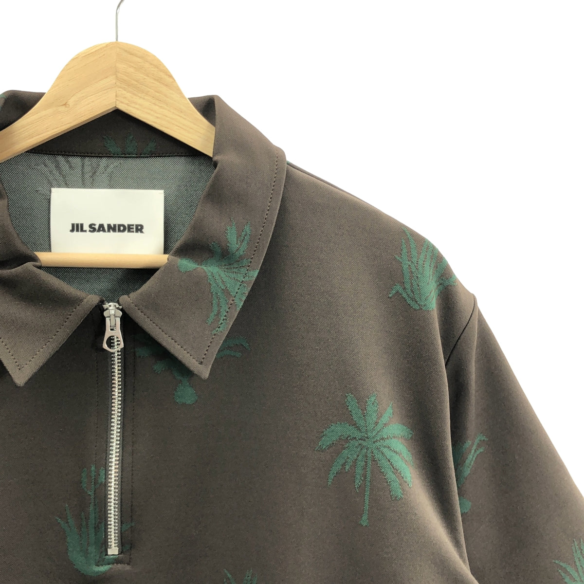 全新 JIL SANDER | 2023 春夏棕櫚樹印花半拉鍊 Polo 衫 | 尺寸 50 | 胡桃木色/棕色 | 男款