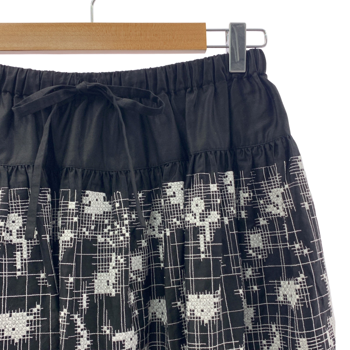 【美品】  mina perhonen / ミナペルホネン | 2022SS | amahana アマハナ / 刺しゅう ドローストリング イージースカート | F | ブラック / ホワイト | レディース