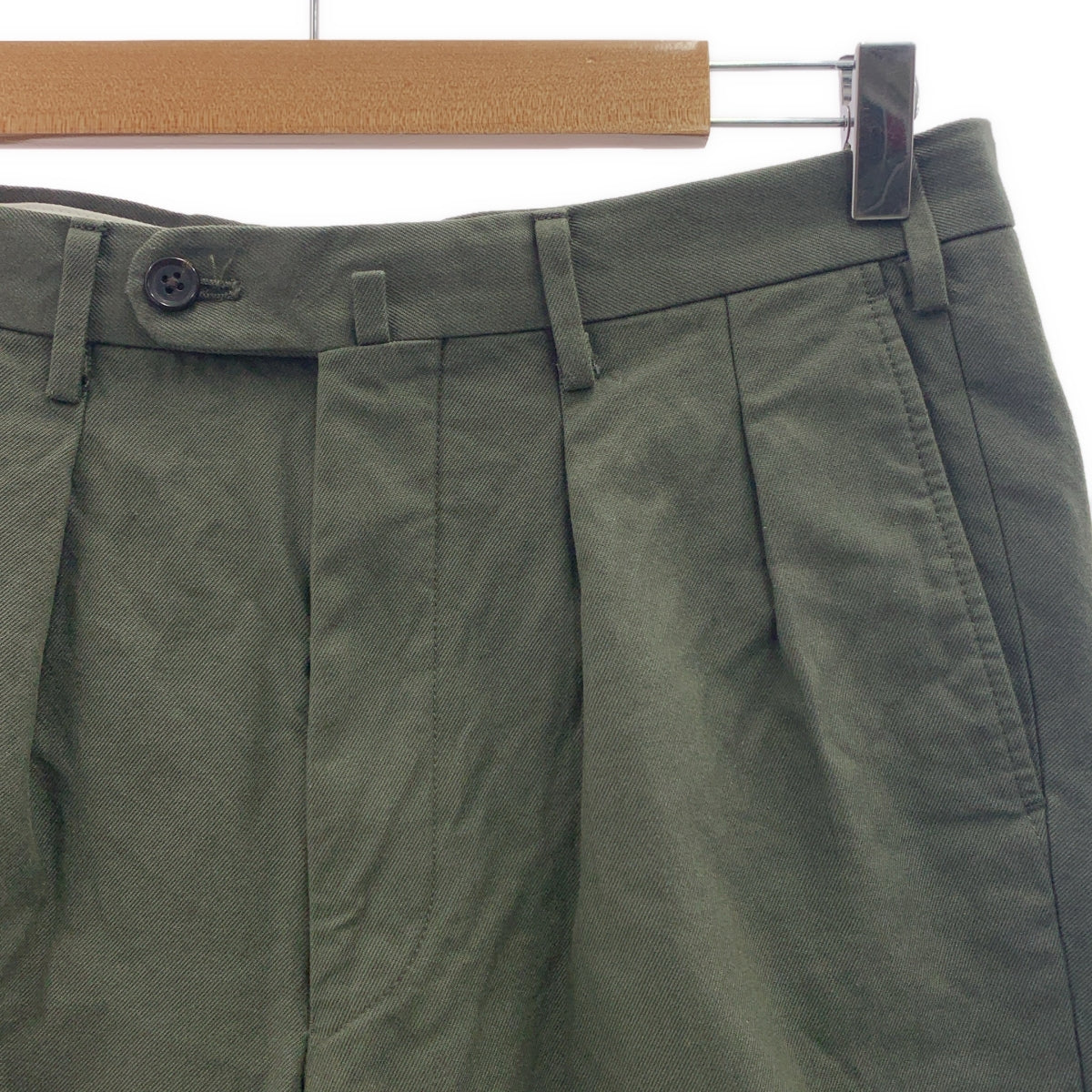 明日世界朝聖者 | 2025SS | SONDRIO / SAVILE ROW ROYAL 布料 / EMINENTO / 棉質雙褶直筒休閒褲 | 尺寸 48 | 橄欖綠 | 男款
