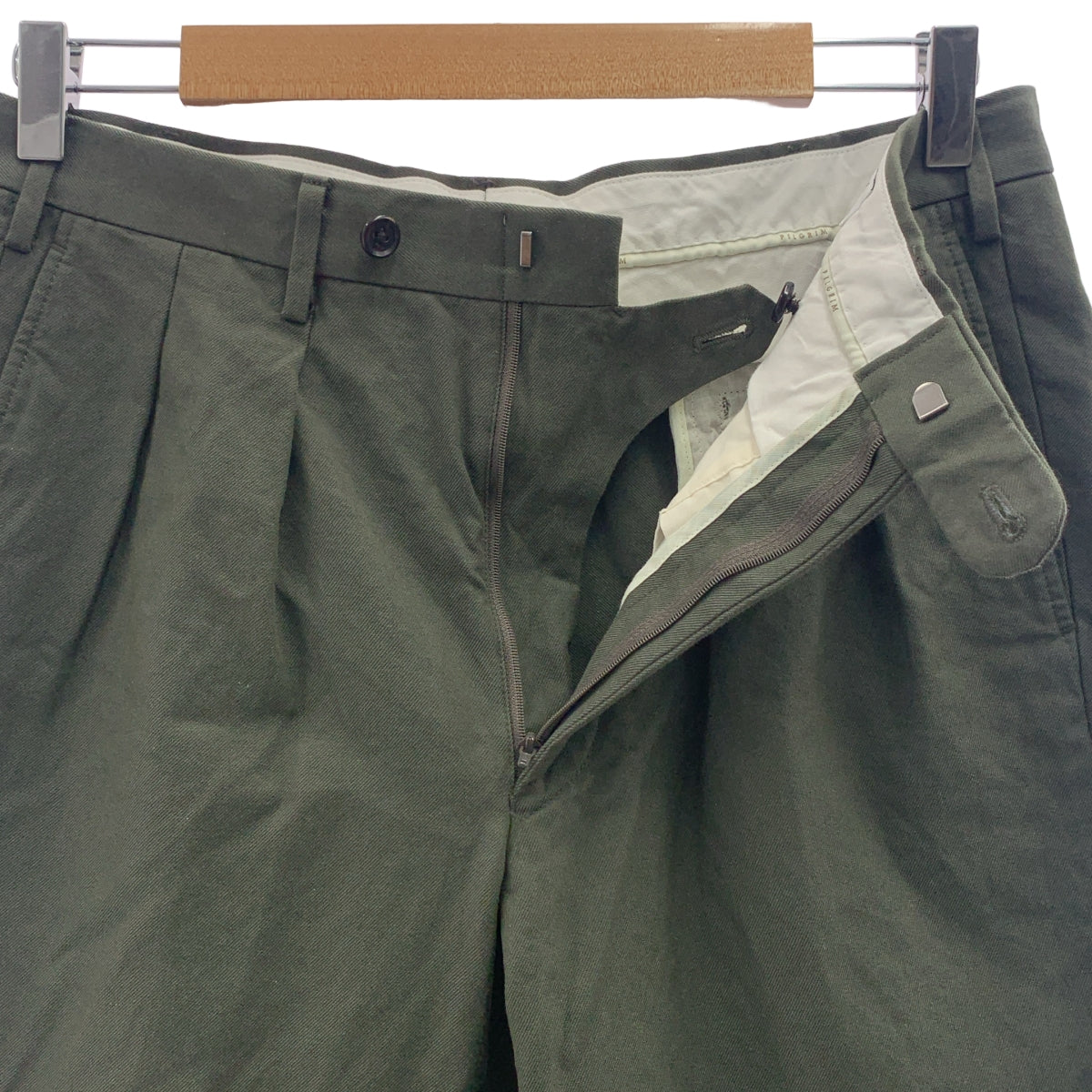 明日世界朝聖者 | 2025SS | SONDRIO / SAVILE ROW ROYAL 布料 / EMINENTO / 棉質雙褶直筒休閒褲 | 尺寸 48 | 橄欖綠 | 男款