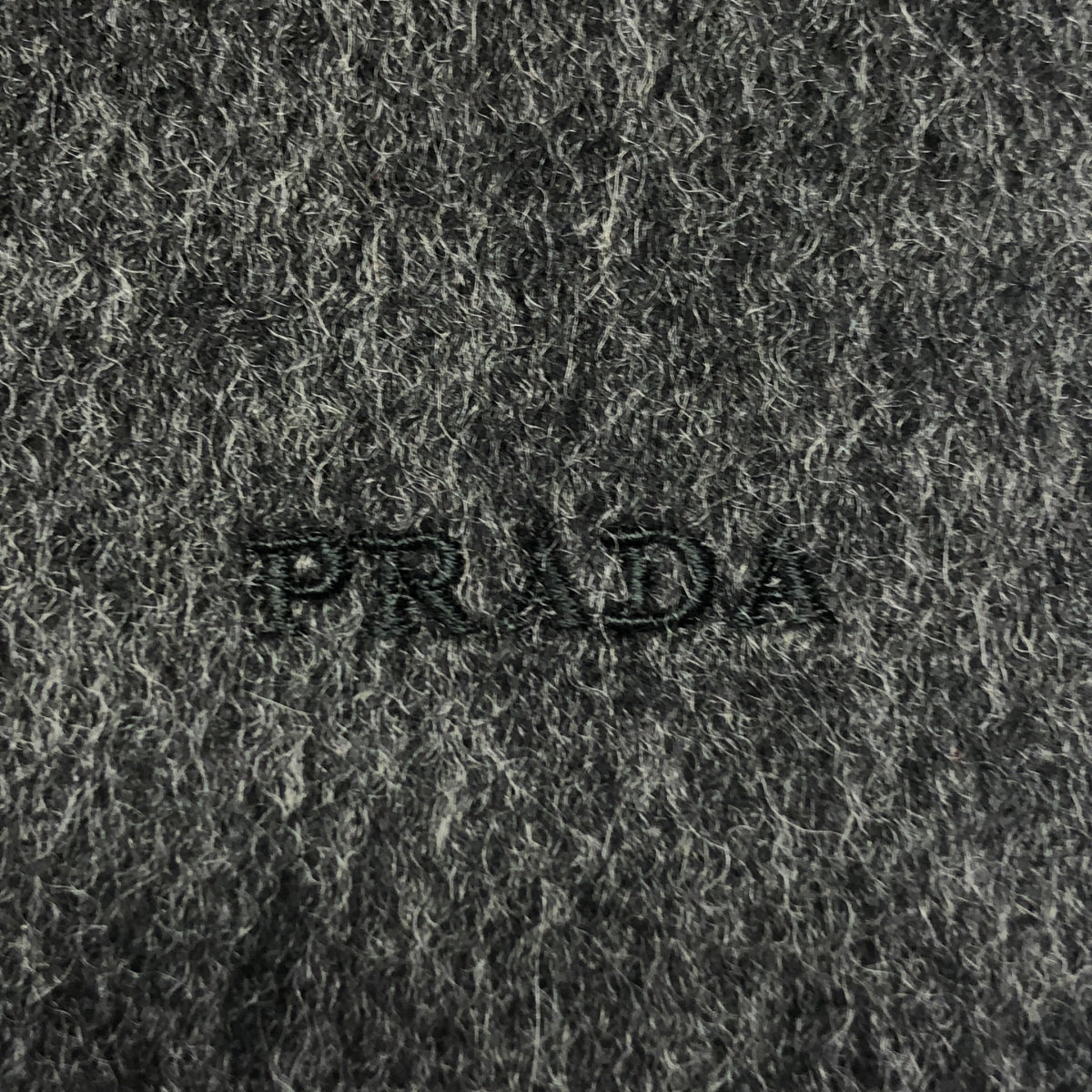[狀況極佳] PRADA | 100% 羊絨 | 標誌流蘇披肩/圍巾 | 男女通用 | 炭灰色 | 男士
