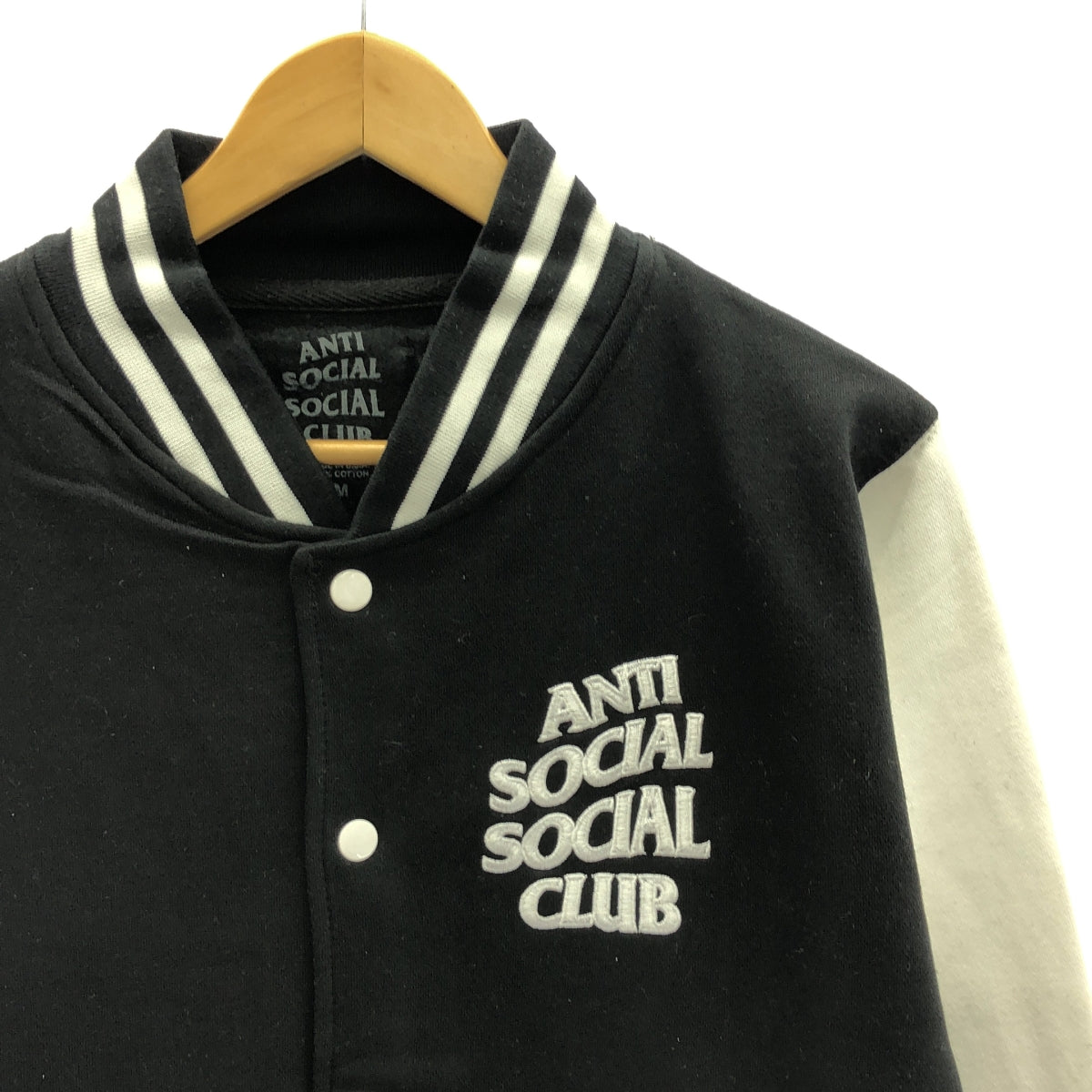 【美品】  ANTI SOCIAL SOCIAL CLUB / アンチソーシャルソーシャルクラブ | フルスナップボタン スウェット スタジャン | M | ブラック / ホワイト | メンズ