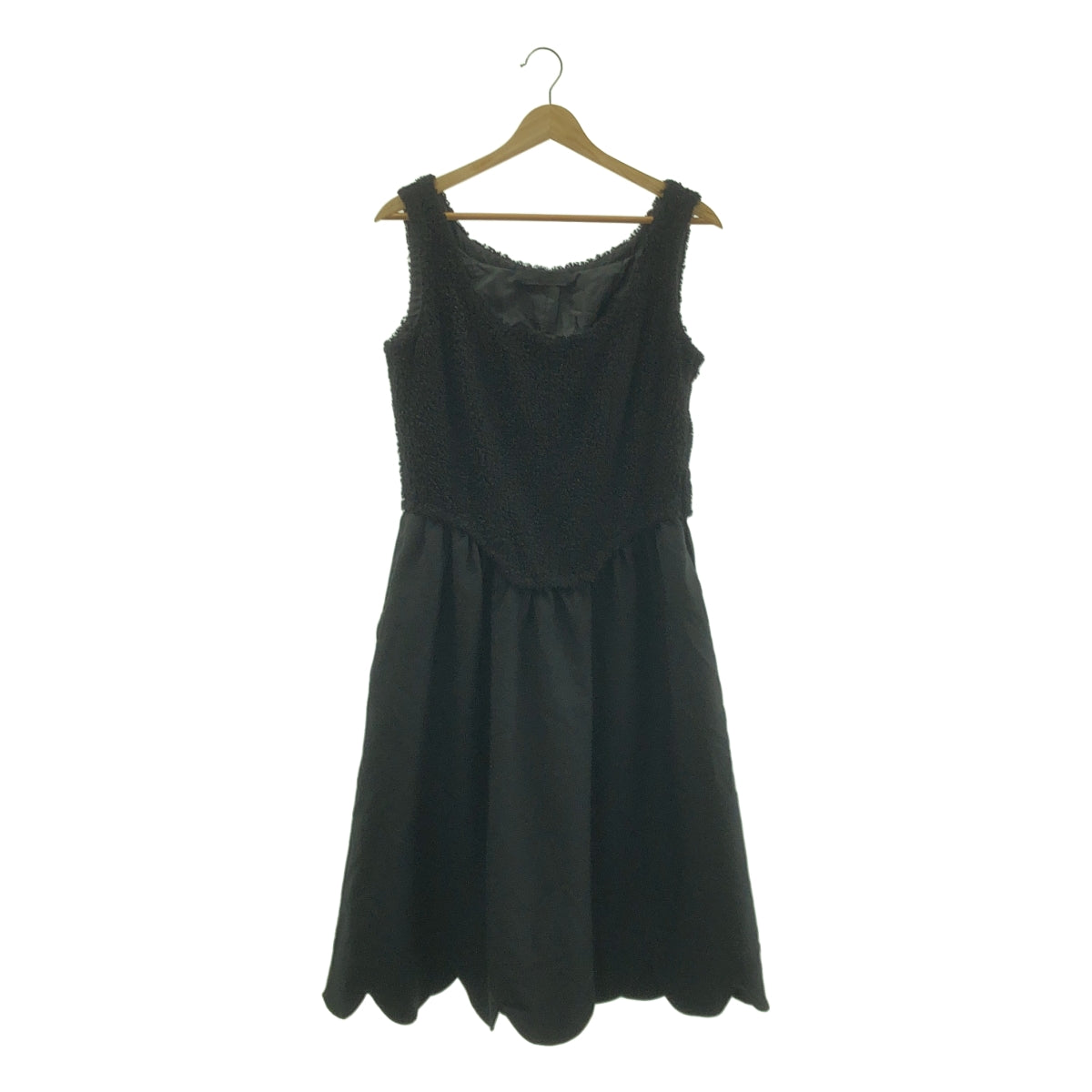 COMME des GARÇONS GIRL | 2017 秋冬系列 | 聚酯連身裙，飾以染色人造毛皮和扇形邊飾 | S 碼 | 黑色 | 女裝