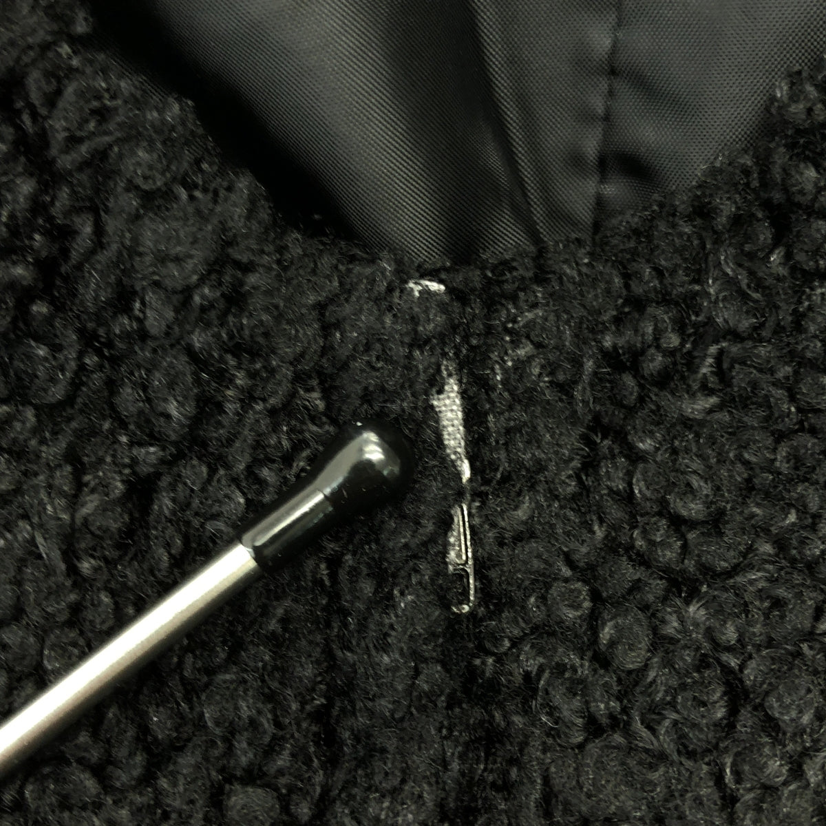 COMME des GARÇONS GIRL | 2017 秋冬系列 | 聚酯連身裙，飾以染色人造毛皮和扇形邊飾 | S 碼 | 黑色 | 女裝