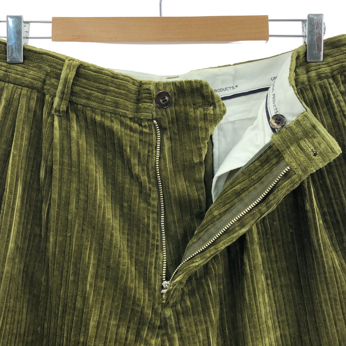 UNIVERSAL PRODUCTS / ユニバーサルプロダクツ | 2TUCK CORDUROY PANTS 太畝コーデュロイ 2タック パンツ | 3 | オリーブ | メンズ