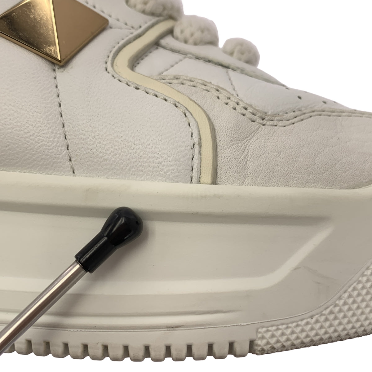 [狀況極佳] VALENTINO GARAVANI | 皮革鉚釘運動鞋 | 尺寸 38 | 白色 | 女款