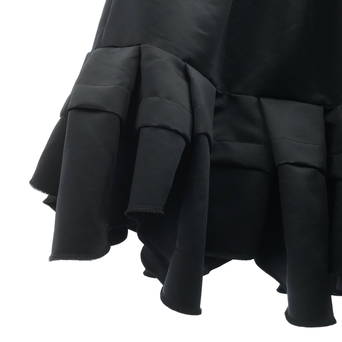 [狀況極佳] COMME des GARCONS | 2025SS | 聚酯緞面荷葉邊喇叭裙 | M碼 | 黑色 | 女款