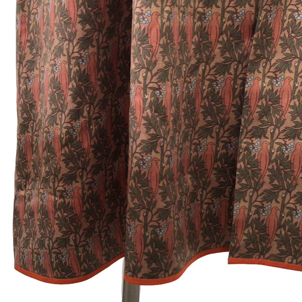 [精美] 抽屜 |鳥印花絲質洋裝 |多色 |女性的